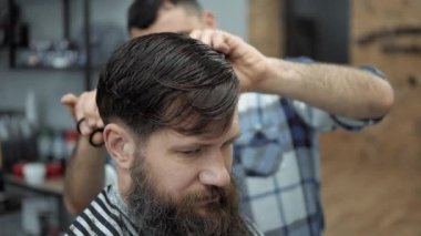 Close-up Kuaför, berber makas tarafından saç keser. Çalışma süreci salonların ellere. Berber dükkanı çekici sakallı adamın yapma saç kesimi berber. Kuaför iş başında. Güzellik Salonu.