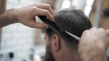 Close-up Kuaför, berber makas tarafından saç keser. Çalışma süreci salonların ellere. Berber dükkanı çekici sakallı adamın yapma saç kesimi berber. Kuaför iş başında. Güzellik Salonu.