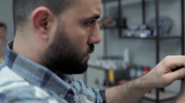 Close-up Kuaför, berber makas tarafından saç keser. Çalışma süreci salonların ellere. Berber dükkanı çekici sakallı adamın yapma saç kesimi berber. Kuaför iş başında. Güzellik Salonu.