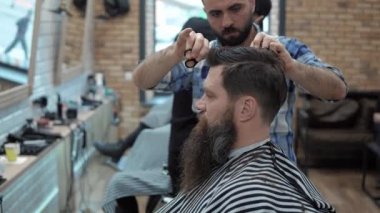 Close-up Kuaför, berber makas tarafından saç keser. Çalışma süreci salonların ellere. Berber dükkanı çekici sakallı adamın yapma saç kesimi berber. Kuaför iş başında. Güzellik Salonu.