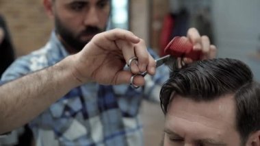 Close-up Kuaför, berber makas tarafından saç keser. Çalışma süreci salonların ellere. Berber dükkanı çekici sakallı adamın yapma saç kesimi berber. Kuaför iş başında. Güzellik Salonu.