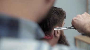 Close-up Kuaför, berber makas tarafından saç keser. Çalışma süreci salonların ellere. Berber dükkanı çekici sakallı adamın yapma saç kesimi berber. Kuaför iş başında. Güzellik Salonu.