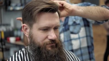 Close-up Kuaför, berber makas tarafından saç keser. Çalışma süreci salonların ellere. Berber dükkanı çekici sakallı adamın yapma saç kesimi berber. Kuaför iş başında. Güzellik Salonu.