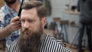 Close-up Kuaför, berber makas tarafından saç keser. Çalışma süreci salonların ellere. Berber dükkanı çekici sakallı adamın yapma saç kesimi berber. Kuaför iş başında. Güzellik Salonu.