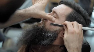 Kuaför uzun sakallı erkekler düz tıraş bıçağı s Kuaför salonu veya berber dükkanı ile tıraş. Saç kesimi ve tıraş Kuaför, berber dükkanı ve tıraş salon mans.