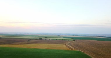 Çeşitli tarım alanlarının hava atış. Tarım. Tarım alanlarının hava atış. Tarım alanlarının hava atış. Tarımsal alanların görünümünü hasat bitkileri. Kırsal manzara. Counrtyside