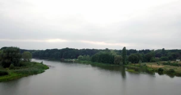 Volando sobre un río nocturno. Hermoso río después del atardecer. El bosque se refleja en el agua del río. Hermoso cielo nocturno. Antena . — Vídeo de stock