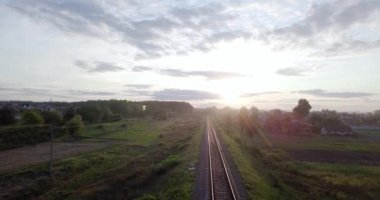Boş demiryolu. Sonsuz demiryolu tren günbatımı içinde olmadan. Boş sarma demiryolu. Sonbahar günbatımı. Güzel gökyüzü. Hava atış. Demiryolu ile köyün bir tren olmadan.