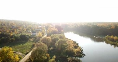 Havadan görünümü renkli sonbahar orman. Sonbahar Orman bak. İnanılmaz güzel sonbahar renkli ağaçlar aşağı bakıyor. Hava dron köprü görünümü. Güzel orman Nehri üzerinde uçan.