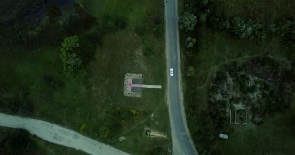 Passeios de carro na estrada da noite fora da cidade. A ponte sobre o rio. Voo aéreo sobre estrada rural que atravessa o rio . — Vídeo de Stock