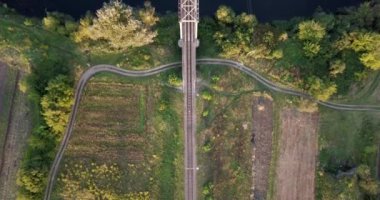 Demiryolu Nehri. Demiryolu Köprüsü nehir yukarıda. Kuş gözü hangi gidiş nehrin üzerinde bir demiryolu köprüsünde görüntüleyin. Güzel sonbahar doğa.
