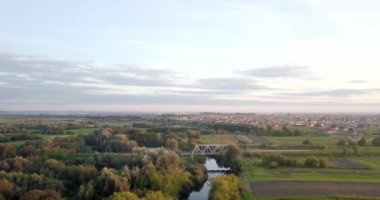 Demiryolu Nehri. Demiryolu Köprüsü nehir yukarıda. Kuş gözü hangi gidiş nehrin üzerinde bir demiryolu köprüsünde görüntüleyin. Güzel sonbahar doğa.