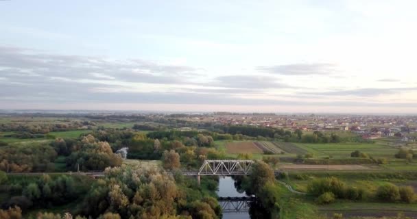 Demiryolu Nehri. Demiryolu Köprüsü nehir yukarıda. Kuş gözü hangi gidiş nehrin üzerinde bir demiryolu köprüsünde görüntüleyin. Güzel sonbahar doğa. — Stok video