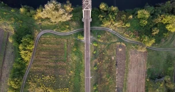Eisenbahn durch Fluss. Eisenbahnbrücke über den Fluss. Vogelperspektive auf eine Eisenbahnbrücke, die über den Fluss führt. schöne herbstliche Natur. — Stockvideo