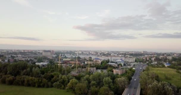 Veduta aerea di un camion e di altro traffico lungo una strada all'alba. Bel tramonto sulla strada piena di traffico e lungo fiume. Grandi cieli. Bellissimo autunno. Natura colorata — Video Stock