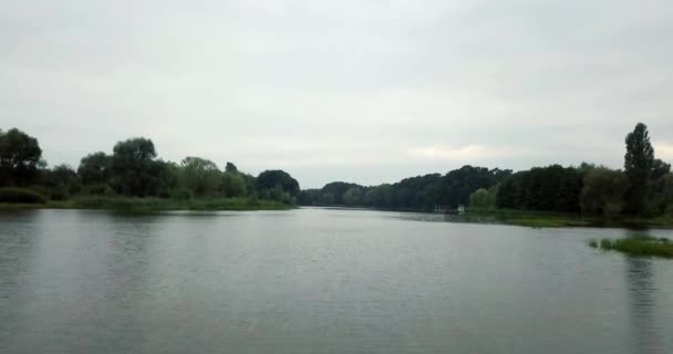 Vliegen over een avond-rivier. Prachtige rivier na zonsondergang. Het bos wordt weerspiegeld in het water van de rivier. Mooie avondlucht. Luchtfoto. — Stockvideo