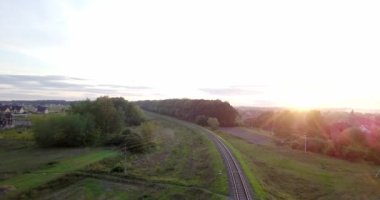 Boş demiryolu. Sonsuz demiryolu tren günbatımı içinde olmadan. Boş sarma demiryolu. Sonbahar günbatımı. Güzel gökyüzü. Hava atış. Demiryolu ile köyün bir tren olmadan.