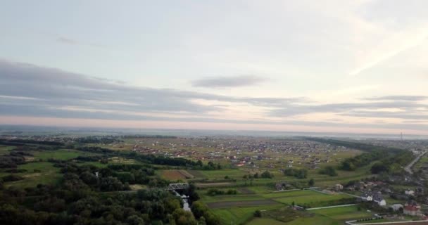 Luchtfoto van velden met verschillende soorten landbouw. Landbouw. Luchtfoto van landbouwgrond. Luchtfoto van landbouwgronden. Weergave van landbouwgronden gewassen oogst. Rurale landschap. Counrtyside — Stockvideo