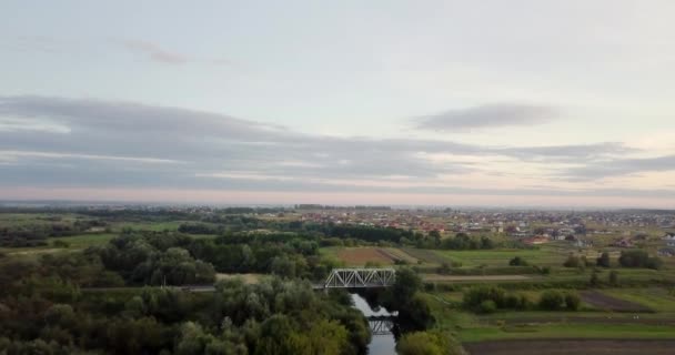 Traverser la rivière. Pont ferroviaire au-dessus de la rivière. Vue aérienne sur un pont ferroviaire qui surplombe la rivière. Belle nature d'automne .