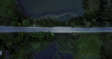 Akşam yol şehir dışında. Nehir üzerinde köprü. Hava uçuş kırsal yolu üzerinden hangi nehrin gidiyor. Güzel kırsal görünümü.