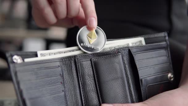 여자 손 그의 지갑에 bitcoin 테리 및 litecoin 동전을 퍼 팅. 전세계 cryptocurrency 및 디지털 지불 시스템입니다. 암호화 통화의 개념입니다. 마이닝 암호화에서 이익. — 비디오