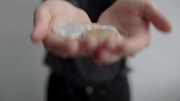 여성 모두에서 암호화 통화 bitcoin 테리 및 litecoin 동전을 들고 손을 하 고 카메라에 보여. 전자 가상 돈을 웹 뱅킹 및 국제 네트워크 지불에 대 한. — 비디오