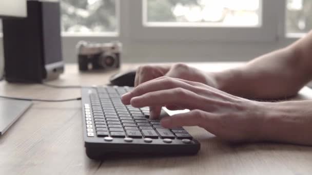 Digitando su una tastiera. Uomo che digita sulla tastiera del computer. Mans mano utilizzando la tastiera del computer e il mouse per la digitazione. Fotografo freelance che lavora con il computer . — Video Stock