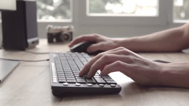 Tipik bir klavye üzerinde. Adam tipik bilgisayar klavye üzerinde. Bilgisayar klavye ve fare kullanarak yazmak için el mans. Freelance fotoğrafçı bilgisayarla çalışma. — Stok video