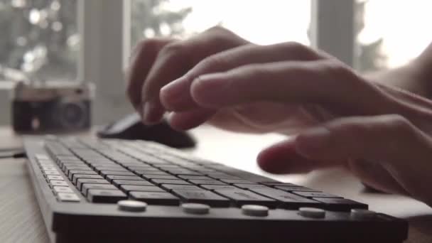 Bir klavyede yazarak üzerinde yakın çekim. Adam tipik bilgisayar klavye üzerinde. Bilgisayar klavye ve fare kullanarak yazmak için el mans. Freelance fotoğrafçı bilgisayarla çalışma. — Stok video