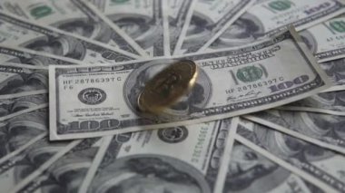 Altın golder bitcoin döner ABD Doları ve iplik dolar bir gün ışığı alan ortasına düşüyor sonra. Cryptocurrency ticaret kavramı. Mali kavramı. Bitcoin dünyadaki durumu,