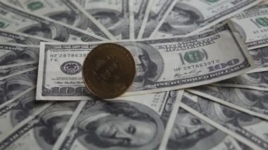 Altın golder bitcoin döner ABD Doları ve iplik dolar bir gün ışığı alan ortasına düşüyor sonra. Cryptocurrency ticaret kavramı. Mali kavramı. Bitcoin dünyadaki durumu,