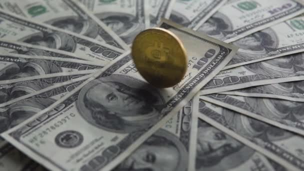 Golder bitcoin draait op de US dollar en nadat spinnen op het midden van de dollar met een daglicht valt. Concept van handel cryptocurrency. Hand spinnen munt over Dollar. Financiële concept. — Stockvideo