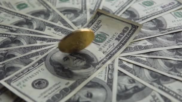 Золотой золотой золотой биткойн вращается на доллар США и после вращения падает на середину доллара с дневным светом. Концепция торговли криптовалютой. Финансовая концепция. Ситуация с биткойном в мире , — стоковое видео