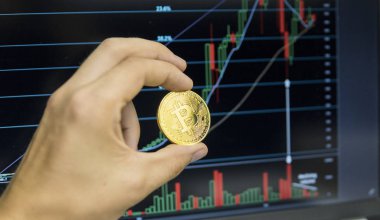 Bitcoin büyüme grafik bir ekran laptop üzerinde bir arka plan üzerinde tutan erkek işadamı el. Sanal para kavramı ve finansal büyüme kavramı üzerinde grafik arka planı. Bitcoins Madencilik Ticaret.
