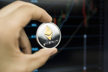Ethereum para büyüme grafik bir ekran laptop üzerinde bir arka plan üzerinde tutan erkek işadamı el. Sanal para ve finansal büyüme kavramı üzerinde grafik arka planı. Ethereums Madencilik Ticaret.