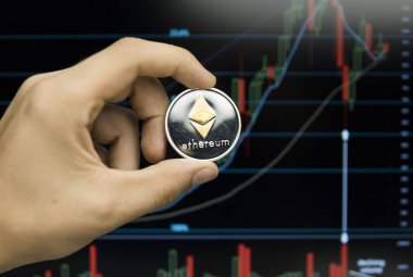 Ethereum para büyüme grafik bir ekran laptop üzerinde bir arka plan üzerinde tutan erkek işadamı el. Sanal para ve finansal büyüme kavramı üzerinde grafik arka planı. Ethereums Madencilik Ticaret.