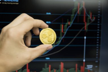 Dalgalanma para büyüme grafik bir ekran laptop üzerinde bir arka plan üzerinde tutan erkek işadamı el. Sanal para ve finansal büyüme kavramı üzerinde grafik arka planı. Of Ripples ticaret madencilik.