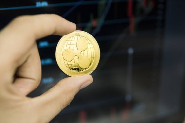 Dalgalanma para büyüme grafik bir ekran laptop üzerinde bir arka plan üzerinde tutan erkek işadamı el. Sanal para ve finansal büyüme kavramı üzerinde grafik arka planı. Of Ripples ticaret madencilik.