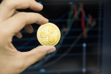 Dalgalanma para büyüme grafik bir ekran laptop üzerinde bir arka plan üzerinde tutan erkek işadamı el. Sanal para ve finansal büyüme kavramı üzerinde grafik arka planı. Of Ripples ticaret madencilik.