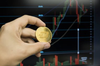 Dash para büyüme grafik bir ekran laptop üzerinde bir arka plan üzerinde tutan erkek işadamı el. Sanal para ve finansal büyüme kavramı üzerinde grafik arka planı. Madenciliği Dash sikke ticaret.