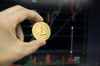 Litecoin para büyüme grafik bir ekran laptop üzerinde bir arka plan üzerinde tutan erkek işadamı el. Sanal para ve finansal büyüme kavramı üzerinde grafik arka planı. Ticaret, araştırma Litecoins paraları.