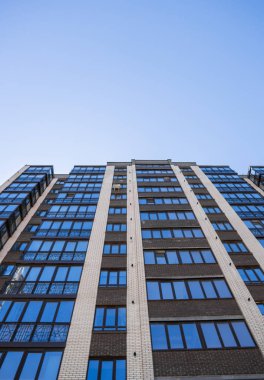 Modern ve yeni apartman. Multistoried, yeni, modern ve şık yaşam blok daireler. Gerçek arazi. Yeni ev. Yeni blok daireler inşa edilmiş.