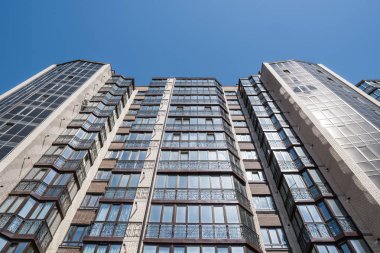 Modern ve yeni apartman. Multistoried, yeni, modern ve şık yaşam blok daireler. Gerçek arazi. Yeni ev. Yeni blok daireler inşa edilmiş.