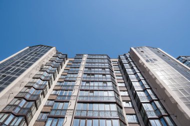 Modern ve yeni apartman. Multistoried, yeni, modern ve şık yaşam blok daireler. Gerçek arazi. Yeni ev. Yeni blok daireler inşa edilmiş.
