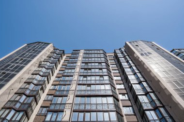 Modern ve yeni apartman. Multistoried, yeni, modern ve şık yaşam blok daireler. Gerçek arazi. Yeni ev. Yeni blok daireler inşa edilmiş.
