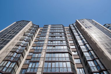 Modern ve yeni apartman. Multistoried, yeni, modern ve şık yaşam blok daireler. Gerçek arazi. Yeni ev. Yeni blok daireler inşa edilmiş.