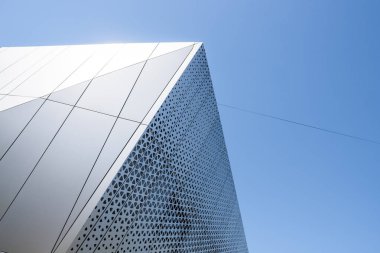 Beyaz alüminyum cephe ve mavi gökyüzü karşı alüminyum paneller ile yapı.