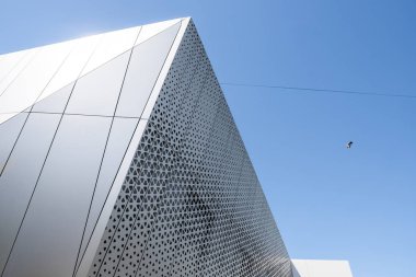 Beyaz alüminyum cephe ve mavi gökyüzü karşı alüminyum paneller ile yapı.