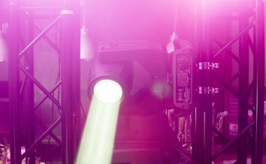 Sahne ışıkları altında pembe ışık açık. Kafa için etkinlik ve konser sahne hareketli ışık.