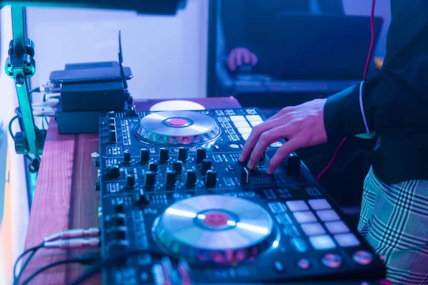 DJ plays and mix music on digital mixer controller. Close-up DJ performance controller, digital midi turntable system, adjustable torque, aluminum-turntable platter, fader, knob and slider, button. — Stock Photo, Image